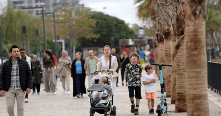 Antalya’da yağmura rağmen turistler