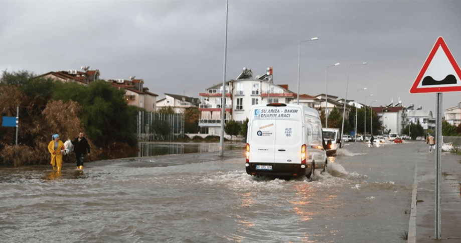 Antalya ve çevreleri için kuvvetli sağanak uyarısında bulunuldu.