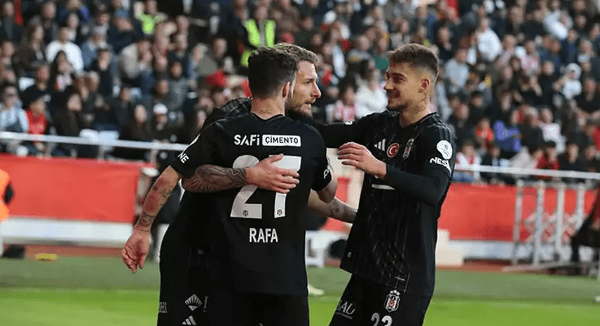 Beşiktaş yıldız futbolcularından kötü haber geldi. Siyah-betazlı ekip sakatlıkları nedeniyle