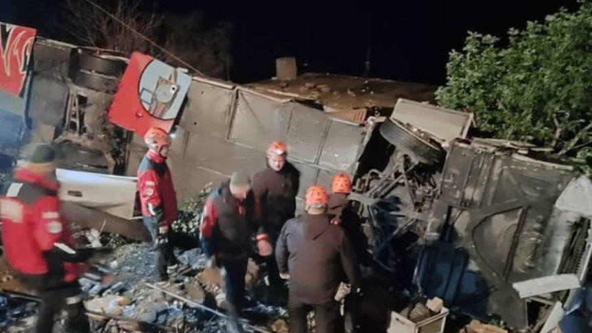 Antalya'nın Gazipaşa ilçesinde yolcu otobüsünün girdiği virajda 25 metreden yuvarlandığı