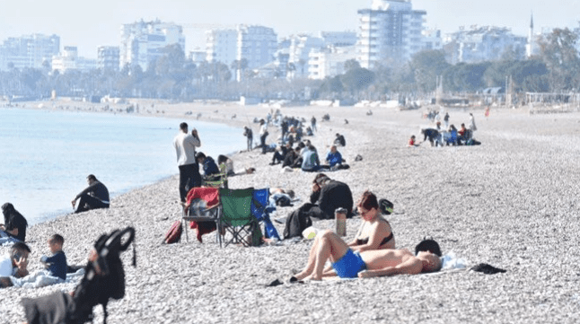 Antalya'da yazdan kalma hava yaşanıyor. Güneşli havayı değerlendirmek isteyen kent