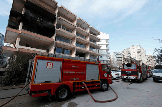 Antalya’da kentsel dönüşüm nedeniyle boşaltılan binada yangın çıktı. Yangın, itfaiye